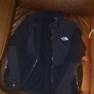 A North Face jacket size 7 kids and is black